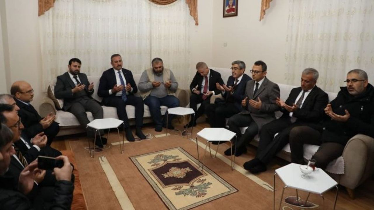 Önceki Dönem Adalet Bakanı Gül’den şehit öğretmenin ailesine ziyaret