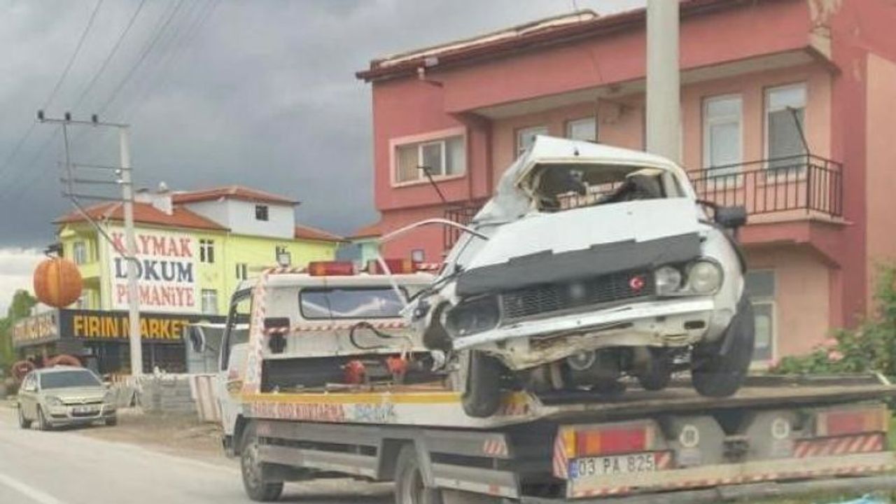 Kamyonet ile otomobil çarpıştı! 1 kişi öldü, 4 kişi yaralandı