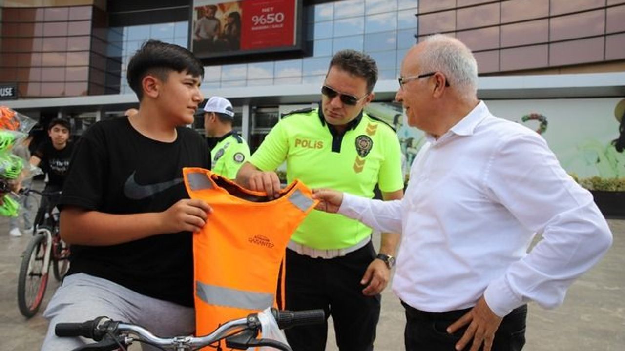 Gaziantep’te reflektörlü yelek dağıtıldı