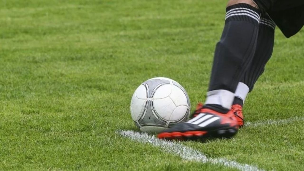 Küçük çocuğa yönelik cinsel suçtan sabıkalı olan futbolcunun transferi tartışma yarattı