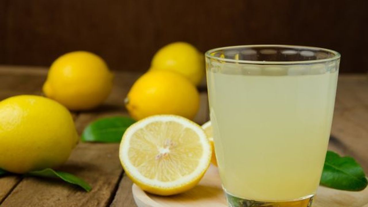 Bir ay boyunca içilen limonlu ılık su bakın ne işe yarıyor? Limon suyunun faydaları nelerdir?
