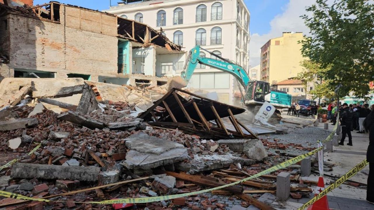 Sındırgı’da Enkaz Temizliği Sürüyor