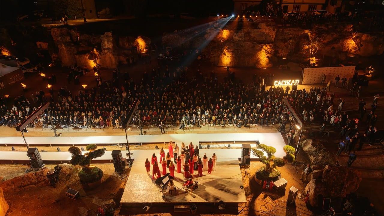 Dülük Antik Kenti’nde Zamansız Defile