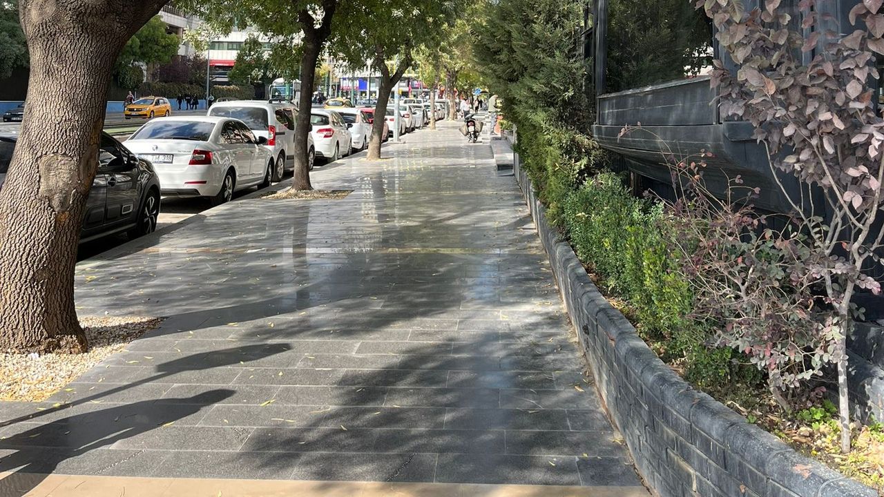 Gaziantep’te Kaldırımlar Yenilendi, Engelliler Unutuldu