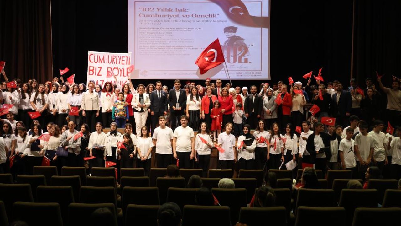 HKÜ’de 102 Yıllık Işık Cumhuriyet Coşkusuyla Parladı