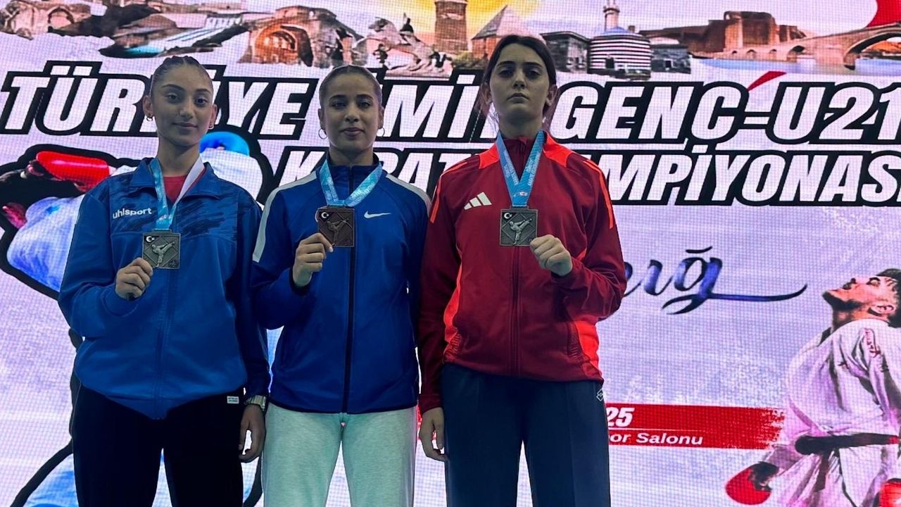 Karatecilerden Büyük Başarı