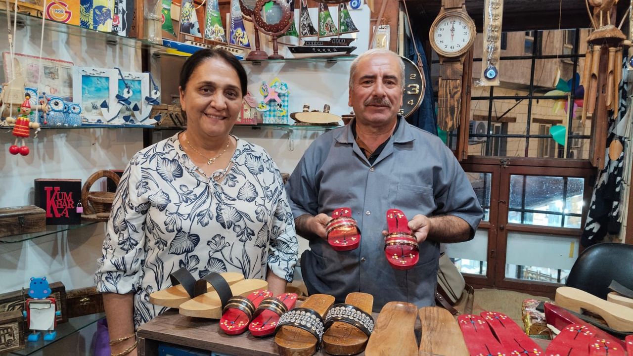 Eşinin Dokunamadığı Metal, Ahşap Bir Kapı Açtı