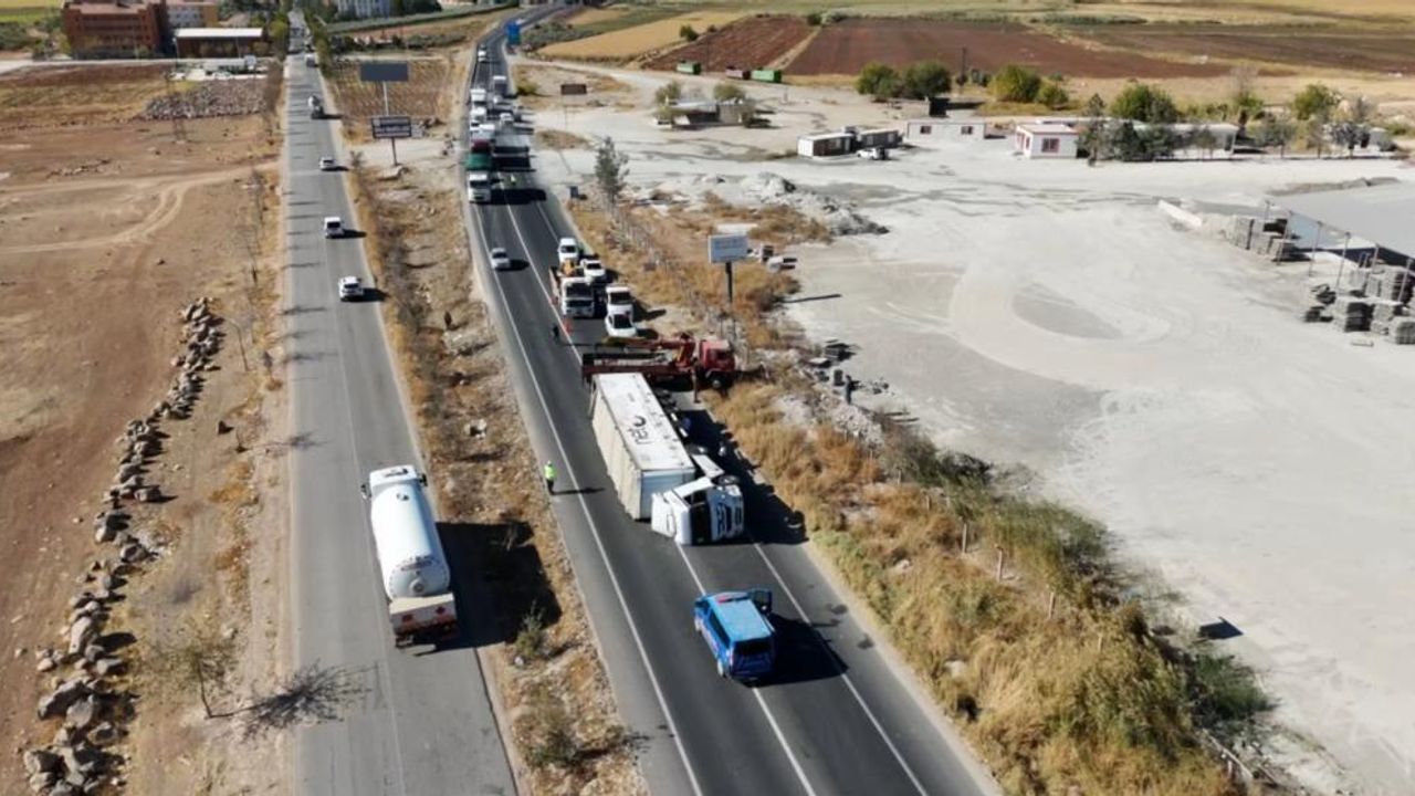 Tekstil Yüklü Tır Yola Savruldu