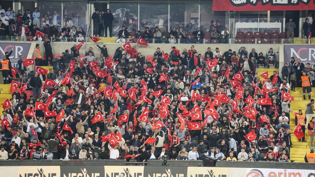 Tribünde 102. Yıla Özel Kutlama!