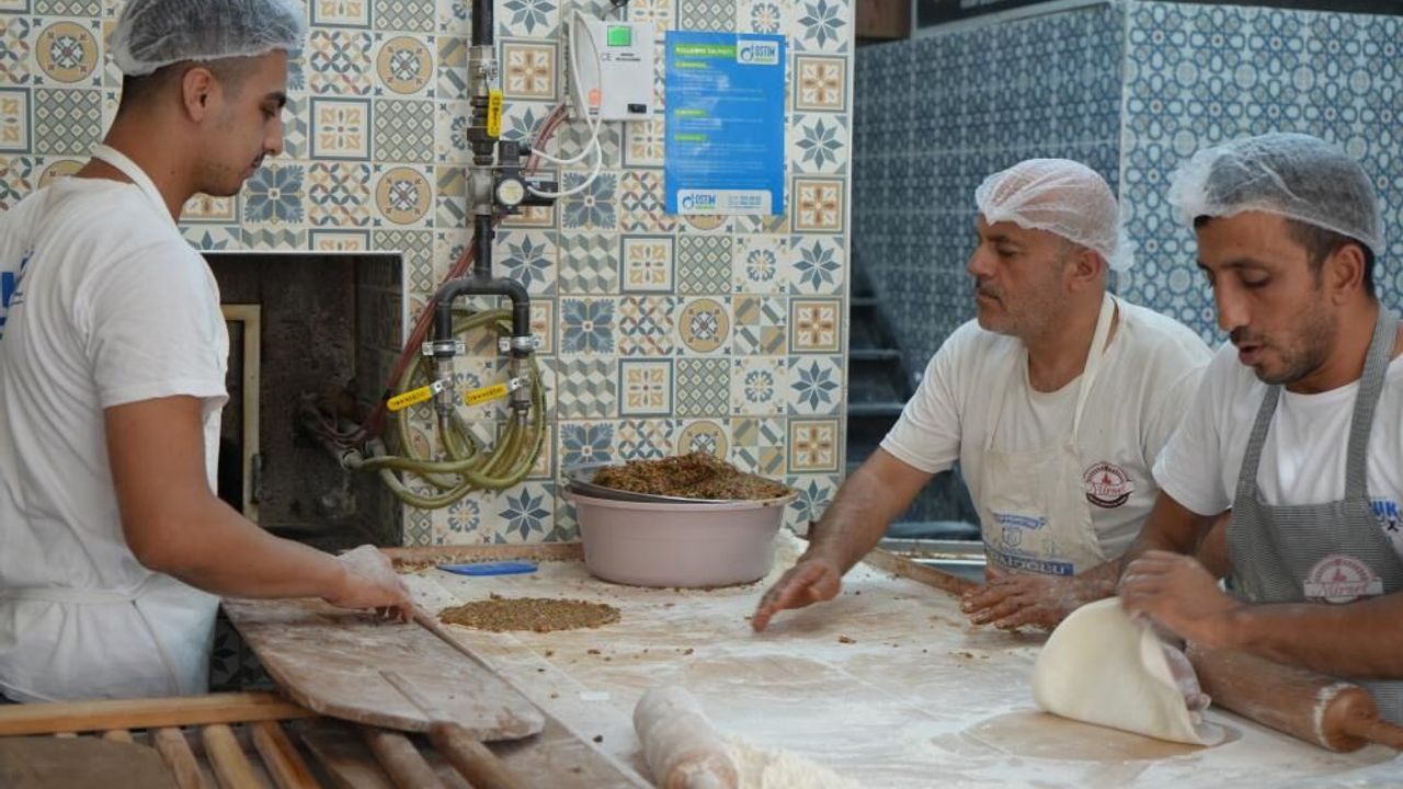 50 derecelik fırında ekmek parası için ter döküyorlar