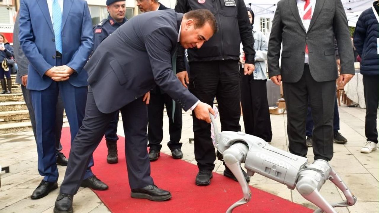 Robot köpek Logi ilgi odağı oldu