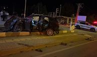 Kontrolden çıkan otomobil kaldırıma çarptı