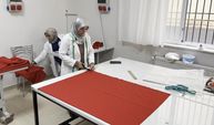 Türk bayrakları el emeğiyle hazırlanıyor