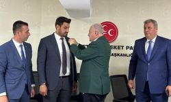 İYİ Parti’den MHP’ye katılım... Rozetlerini Atay taktı