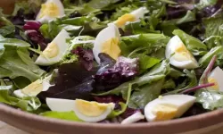 Hem doyurucu hem de şifa deposu! Sabah kahvaltısının gözdesi yumurtalı salata tarifi...