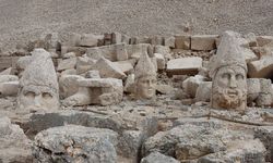 Nemrut Dağı'ndaki devasa heykellere doldu!