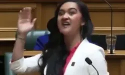 Mecliste kürsüye çıkıp Haka dansı yaptı! İşte o anlar..