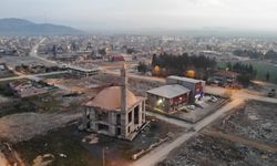 Depremde Yıkılan Mahallede Bir Tek Cami Ayakta Kaldı