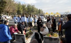 Gaziantep'te Deprem Mezarlığında Duygusal Anlar