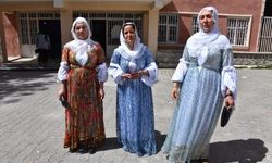Mardin ve Şırnak'tan Renkli Görüntüler: Yöresel Kıyafetlerle Oy Kullanma