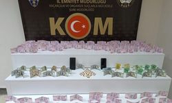 Kendilerini Polis Olarak Tanıtıp Vatandaşı 750 Bin Lira Dolandırdılar