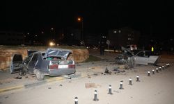 Gaziantep'te feci kaza! 2 otomobil çarpıştı