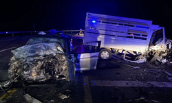Otomobil İle Kamyonetin Çarpıştığı Kaza Yol Savaş Alanına Döndü! 3 Kişi Öldü