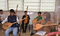 Şahinbey Tesislerinde Bağlama Çalmayı Öğreniyorlar