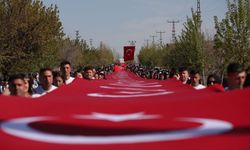 Türk bayraklarıyla kortej yürüyüşü