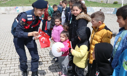 Jandarma Ekiplerinden Çocuklara Bayram Sürprizi
