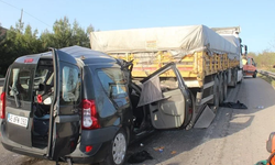 Feci Kaza! Hafif Ticari Aracın Tıra Çarpması Sonucu 3 Kişi Öldü, 1 Kişi Yaralandı