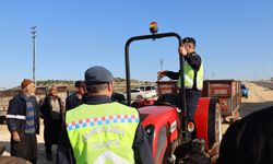 Gaziantep’te Jandarmadan Traktör Sürücülerine Trafik Eğitimi