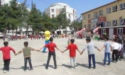 Depremzede Çocuklar 23 Nisan Kutlamasında Eğlendi