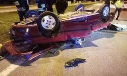 Aşırı hızdan dolayı otomobil takla attı: 2 kişi yaralı