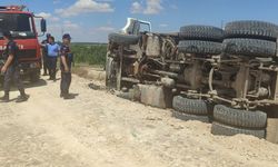 Gaziantep’te Devrilen Kum Yüklü Kamyonun Sürücüsü Ağır Yaralandı