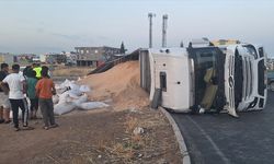 Buğday yüklü tır devrildi: 1 yaralı