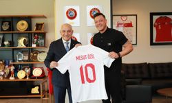 Mesut Özil'den Büyükekşi'ye ziyaret