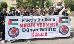 Mezuniyet töreninde "Filistin bu sene mezun vermedi" pankartı açıldı