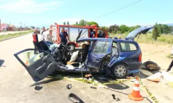 Otomobil ile kamyon kafa kafaya çarpıştı, 1 ölü, 1 yaralı