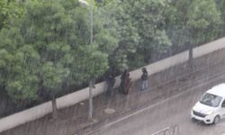 Gaziantep’te  Aniden Bastıran Sağanak Yağış Vatandaşları Hazırlıksız Yakaladı
