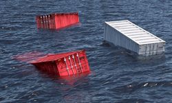 Gemiye yüklenen konteynırlar denize düştü: Liman trafiğe kapatıldı