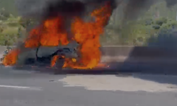 Gaziantep’te alev alan araç yandı
