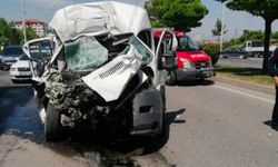 Minibüs ile otomobil kafa kafaya çarpıştı:  1 ölü 2’si ağır 6 yaralı
