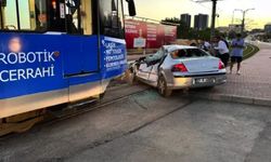 Gaziantep'te tramvay ile otomobil çarpıştı