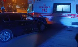 Gaziantep'te bir ambulans ile otomobilin çarpışması sonucu 2 kişi yaralandı