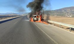 Gaziantep'te seyir halindeki araç alev topuna döndü!