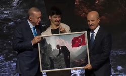 HKÜ’lü öğrenci eserini Erdoğan’a takdim etti