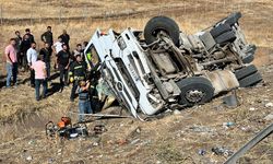 Gaziantep'te devrilen tırın sürücüsü hayatını kaybetti