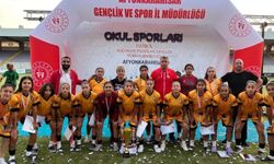 Alkışlar Adil Sani Konukoğlu Spor Lisesine
