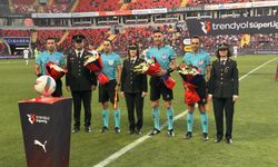 Hakemlere Çiçek Takdim Ettiler